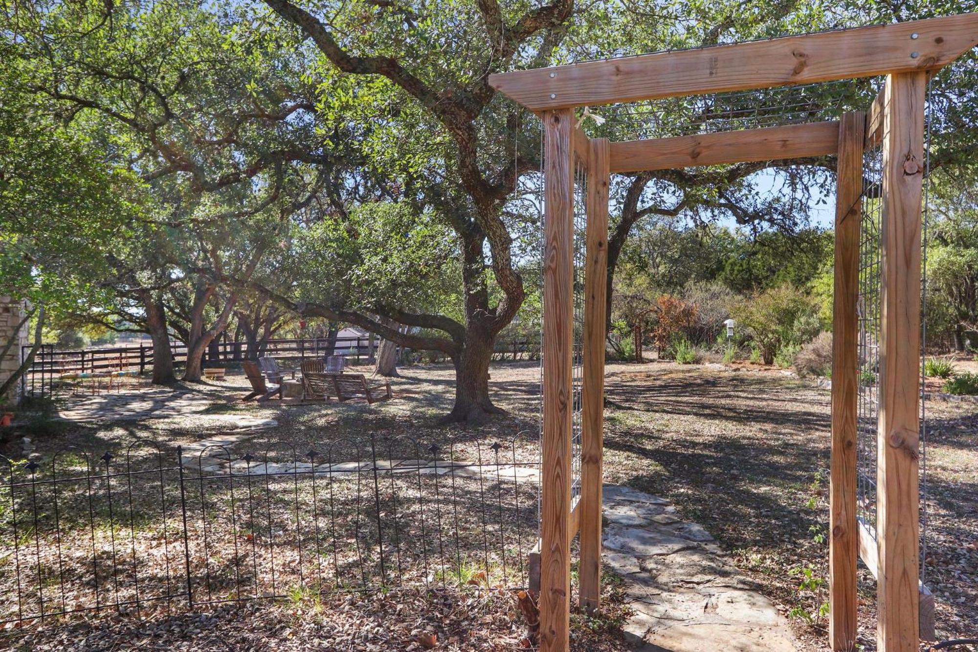 Red Donkey Cottage Wimberley Bagian luar foto